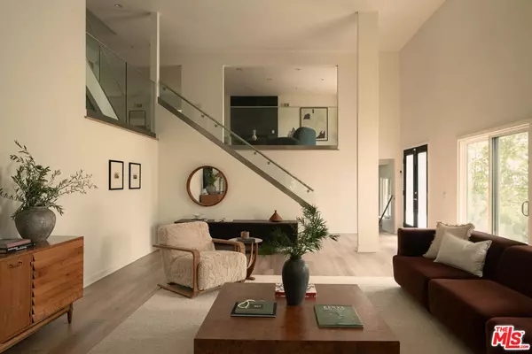 Los Angeles, CA 90027,3763 Prestwick DR