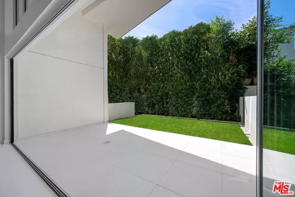 West Hollywood, CA 90048,621 N Kings RD #2