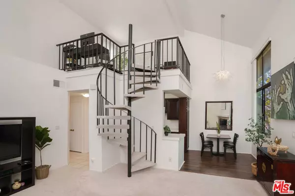Playa Del Rey, CA 90293,8114 Manitoba ST #208