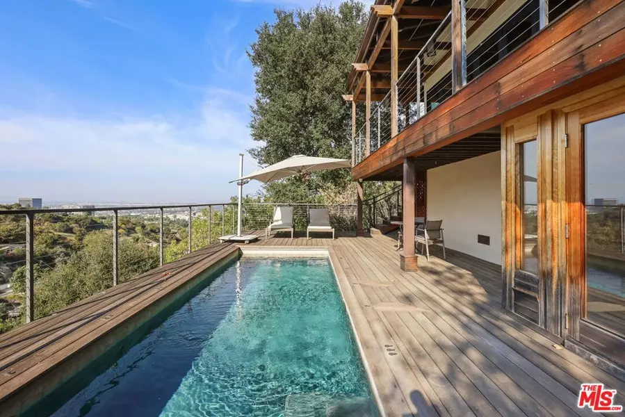 2835 Oak Point DR, Los Angeles, CA 90068