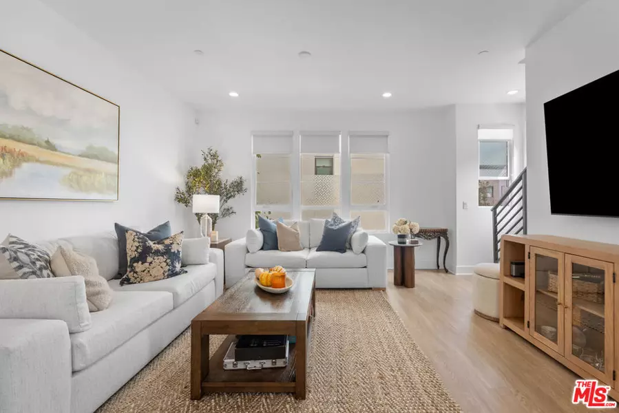 10827 W Riverton CT, North Hollywood, CA 91602