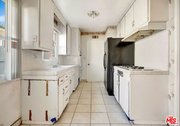 Van Nuys, CA 91406,7038 Mclennan AVE