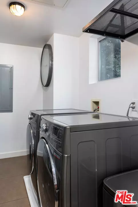 West Hollywood, CA 90069,900 N West Knoll DR #3