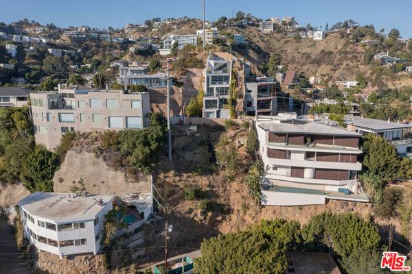 Los Angeles, CA 90069,8692 Franklin AVE