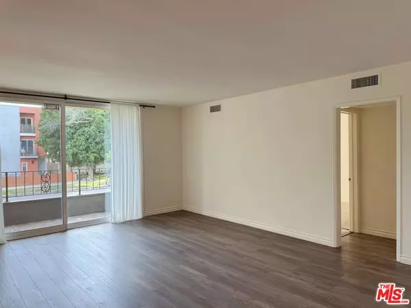 North Hollywood, CA 91602,10707 Camarillo ST #117