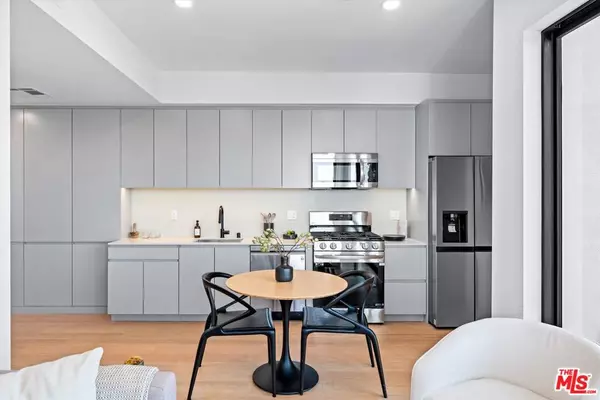 Los Angeles, CA 90006,904 S New Hampshire AVE #301