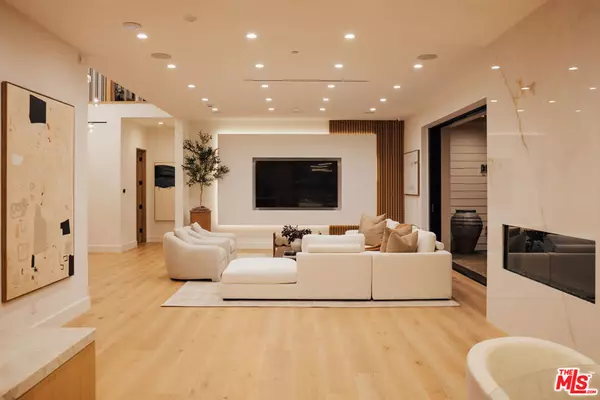 Beverly Hills, CA 90210,162 N Rexford DR