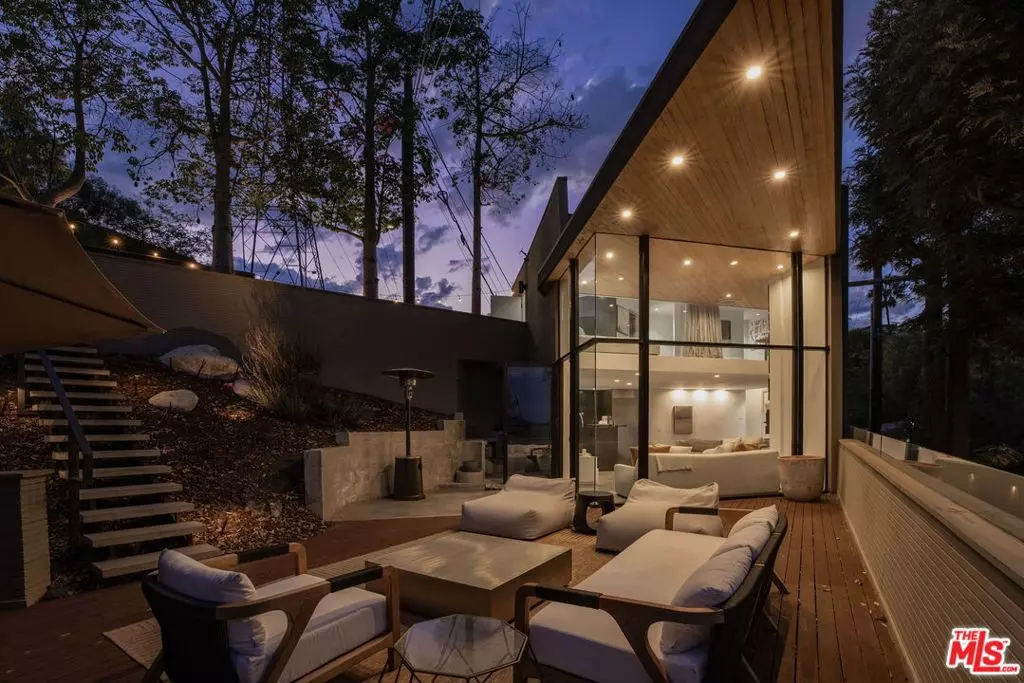 Los Angeles, CA 90068,7187 Macapa DR