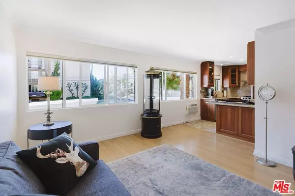 1154 S Barrington AVE #101, Los Angeles, CA 90049