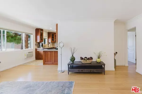 Los Angeles, CA 90049,1154 S Barrington AVE #101