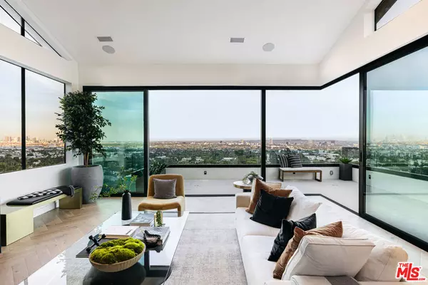 Los Angeles, CA 90046,7866 Fareholm DR