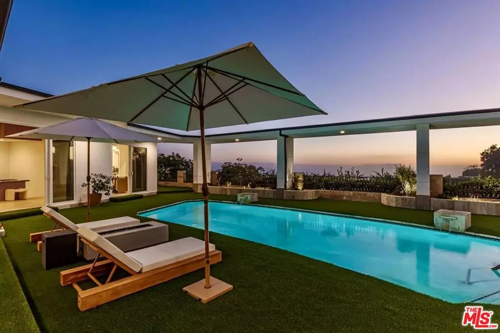 Beverly Hills, CA 90210,560 Chalette DR