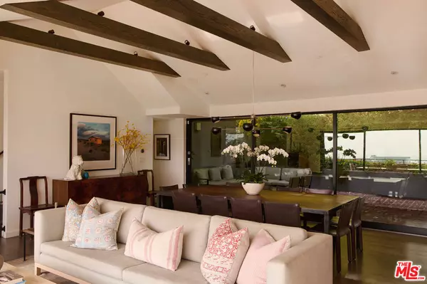 West Hollywood, CA 90069,8951 St Ives DR