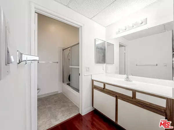 Los Angeles, CA 90020,533 S St Andrews PL #410