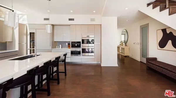 Los Angeles, CA 90069,8540 Hedges WAY