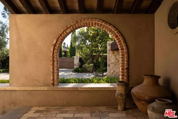 Beverly Hills, CA 90210,976 N Alpine DR