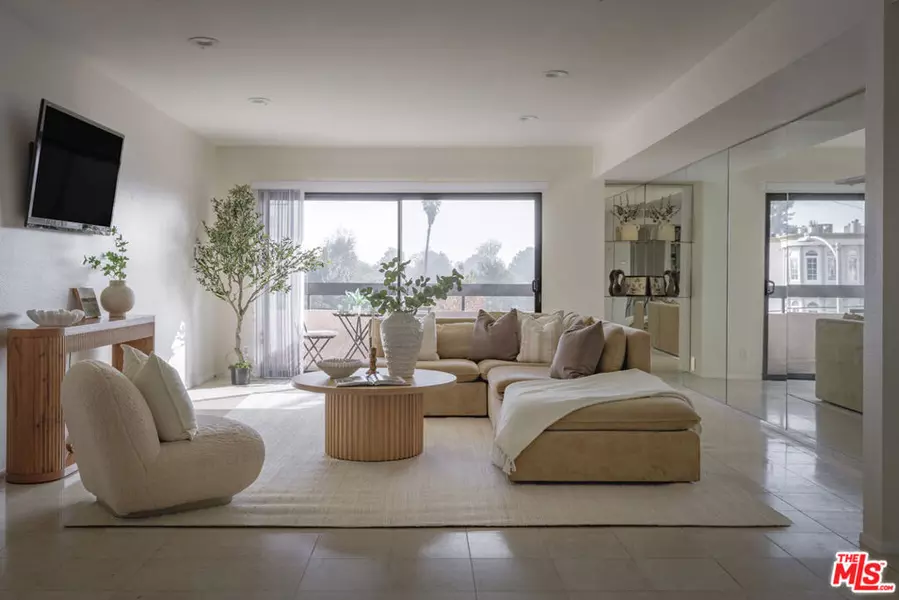 4829 Whitsett AVE #301, Valley Village, CA 91607