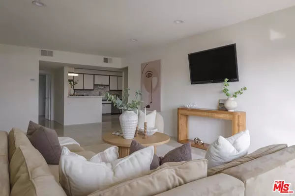 Valley Village, CA 91607,4829 Whitsett AVE #301