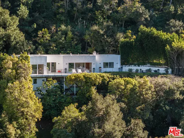 Beverly Hills, CA 90210,9422 Readcrest DR