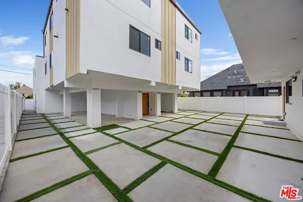 Los Angeles, CA 90019,3207 W 18th ST #2