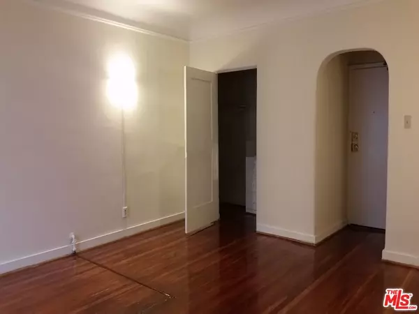 Los Angeles, CA 90036,665 S COCHRAN AVE