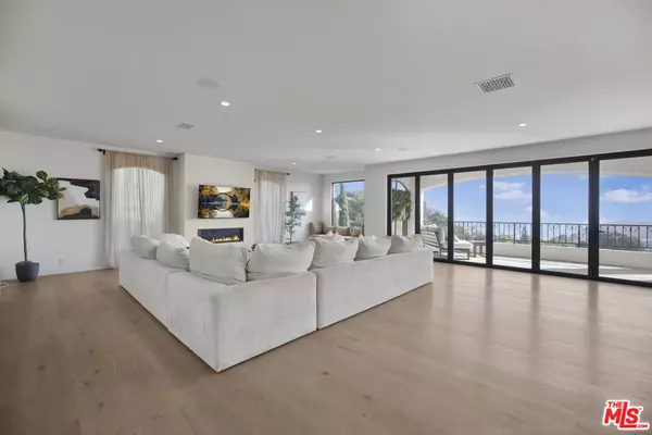 Los Angeles, CA 90068,7212 Mulholland DR