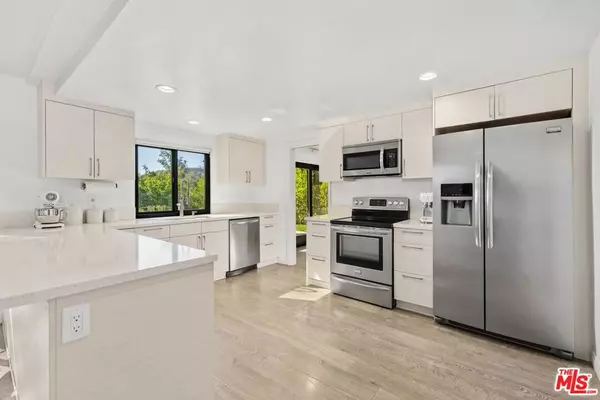 Los Angeles, CA 90077,10246 Briarwood DR