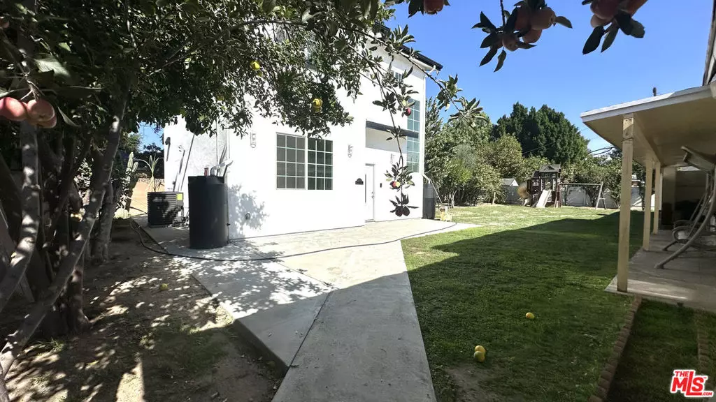 16023 Wyandotte ST, Lake Balboa, CA 91406