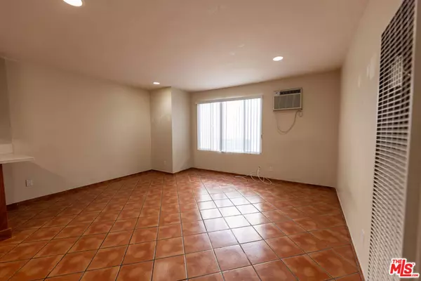 Los Angeles, CA 90006,947 S Westmoreland AVE #207