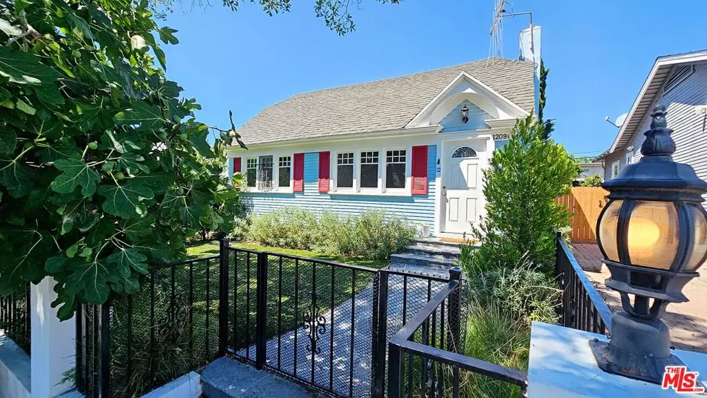 1209 N Genesee AVE, West Hollywood, CA 90046