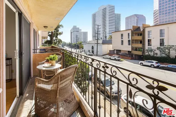 Los Angeles, CA 90049,1154 S Barrington AVE #201