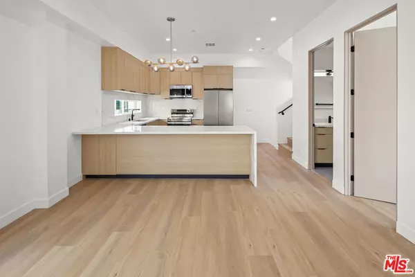 North Hollywood, CA 91602,11012 Hortense ST