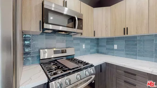 Los Angeles, CA 91406,6807 Gloria AVE