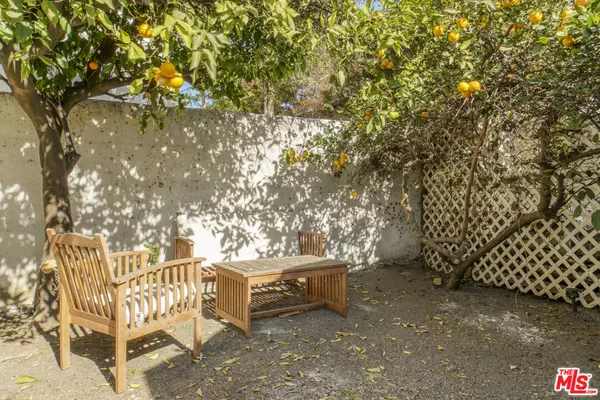 Los Angeles, CA 90048,110 S Kings RD