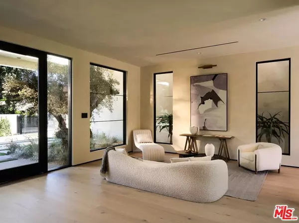 Woodland Hills, CA 91367,23340 Collins ST