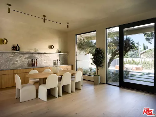 Woodland Hills, CA 91367,23340 Collins ST