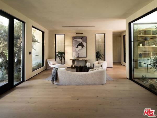 Woodland Hills, CA 91367,23340 Collins ST