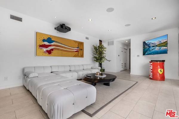 Los Angeles, CA 90068,2260 Maravilla