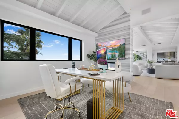 Los Angeles, CA 90068,2260 Maravilla