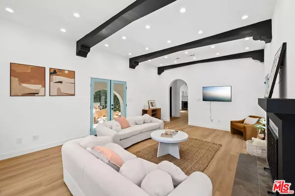 Los Angeles, CA 90035,1104 S Crest DR