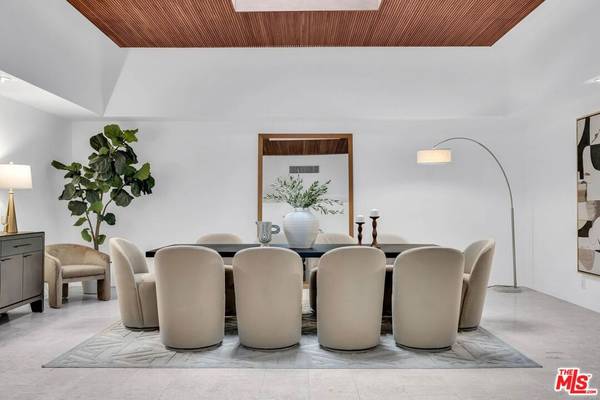 Beverly Hills, CA 90210,802 N Crescent DR