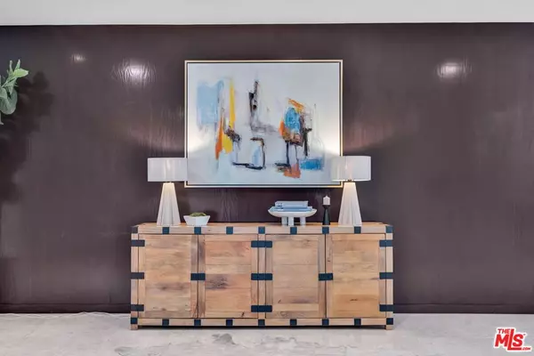 Beverly Hills, CA 90210,802 N Crescent DR