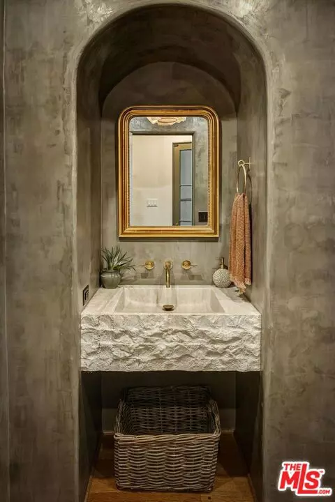 Los Angeles, CA 90049,1744 Reedvale LN