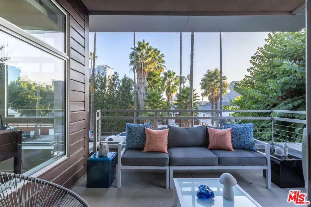 Los Angeles, CA 90028,6001 Carlton WAY #201