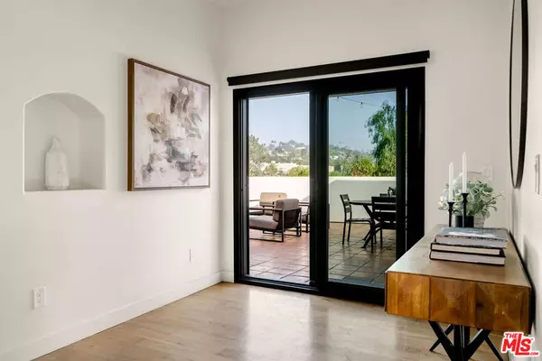 Los Angeles, CA 90068,6216 Primrose AVE