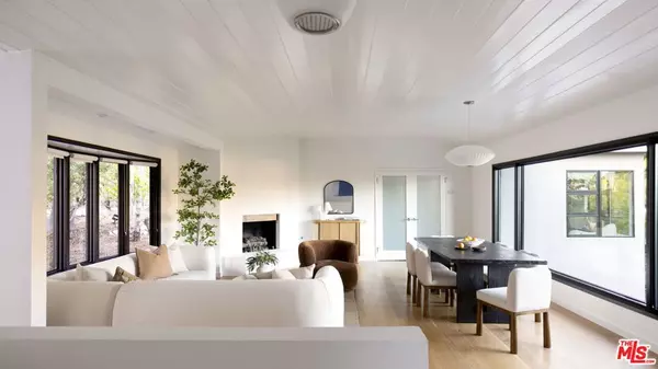 Los Angeles, CA 90068,5692 Holly Oak DR