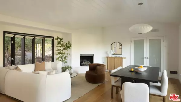 Los Angeles, CA 90068,5692 Holly Oak DR