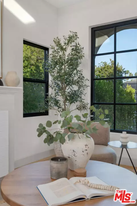 Los Angeles, CA 90016,3617 Hillcrest DR