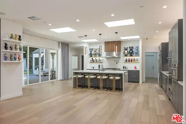 Woodland Hills, CA 91364,4516 Del Moreno DR