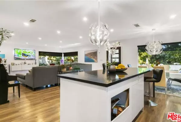 Los Angeles, CA 90064,10915 Ayres AVE